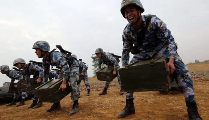 Η Κίνα πραγματοποίησε μία από τις μεγαλύτερες ασκήσεις των τελευταίων χρόνων – Μετέφερε 10.000 στρατιώτες σε απόσταση 2.000 χλμ